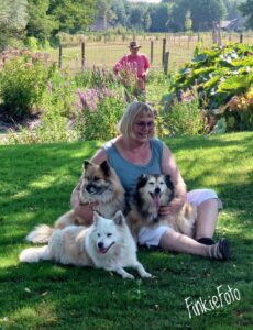 Reinanda Haverkamp met haar IJslandse Honden